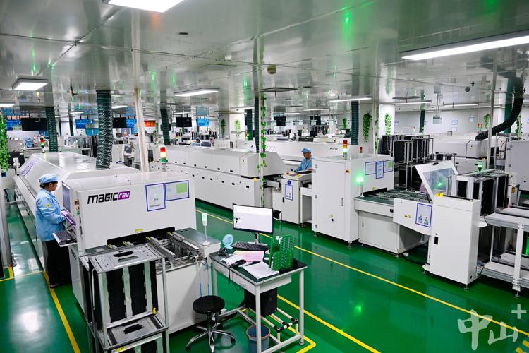東鳳鎮(zhèn)產(chǎn)業(yè)集群加速數(shù)字化轉(zhuǎn)型，240家企業(yè)踏上智能升級(jí)征程